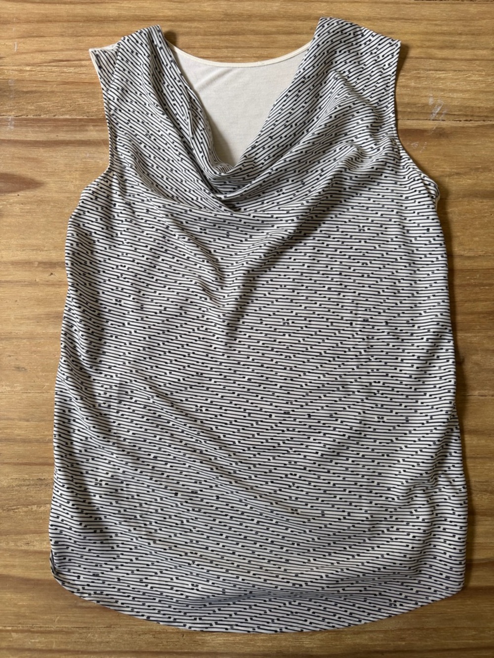 👀 Unique Geometric & Monochromatic Black & Off-White Tank - check out the back